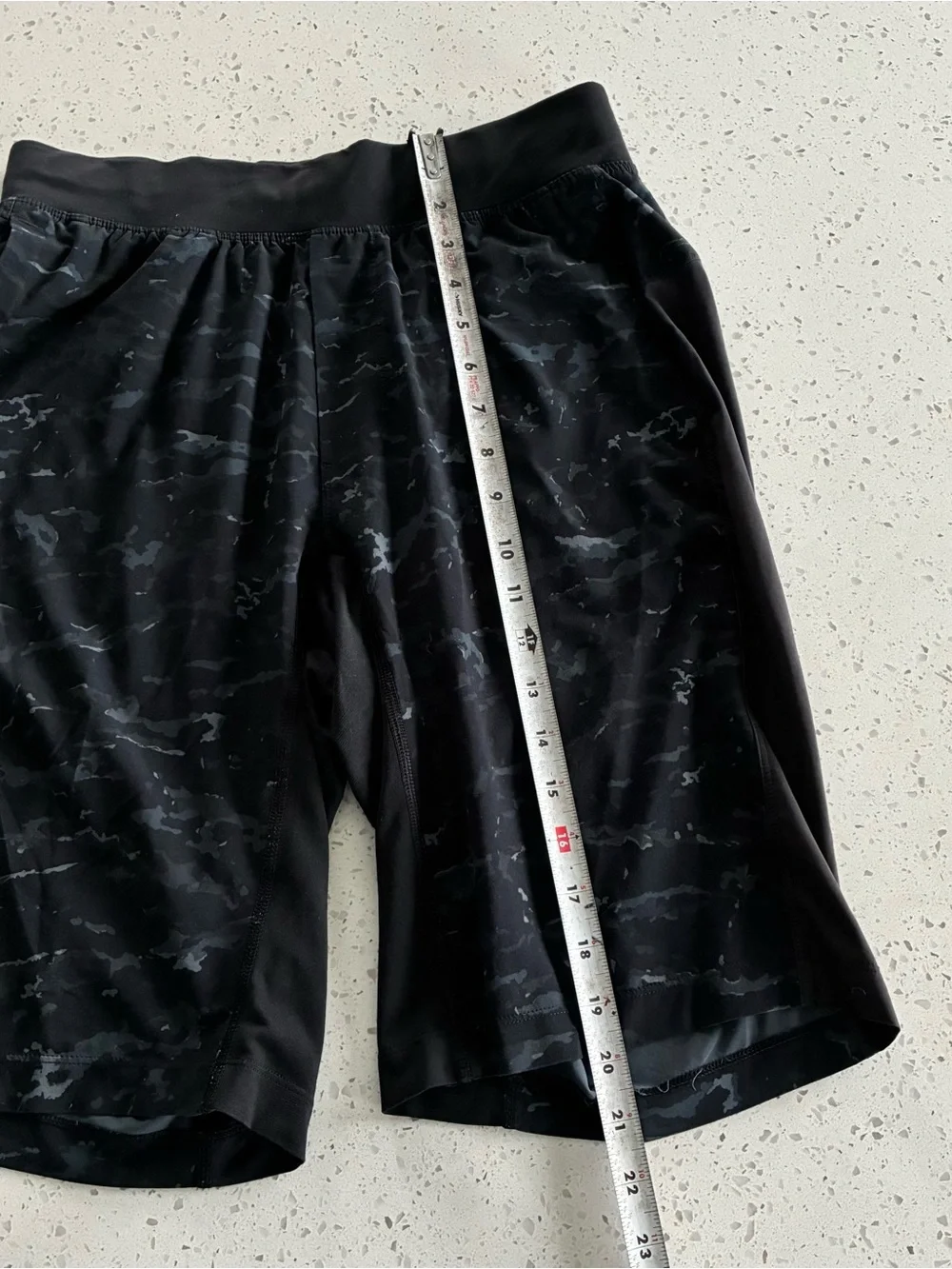 000 - MENS LULULEMON ATHLETICA BLACK CAMO ATHLETIC GYM SHORT